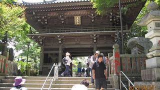真言宗智山派のお寺で、本尊に薬師如来が安置されていることから「薬王院」と名付けられました。