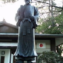 真っ直ぐ前を見据えてます