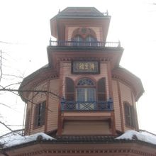 ピンク色の外観