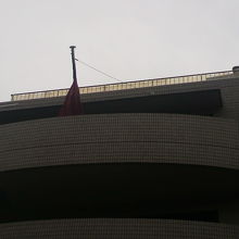 大使館が入っている階にポルトガル共和国の国旗が掲揚されていま