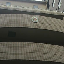 同じビルの同じ階の大使館の部屋の側面に国章がつけられています