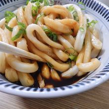 こんなに真っ黒なのに　甘くも辛くもなく、　色からは想像も説明