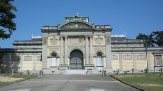 奈良公園内の国立博物館