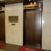 メンズ館からホテル専用エレベーター