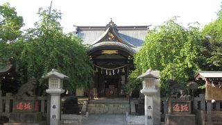 階段を上がった上にある神社です