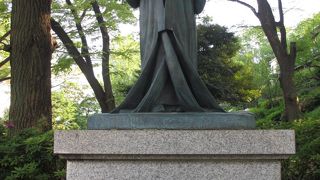 礫川公園の春日通り側にあります