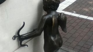 銀座レンガ通りを覗いている姿が可愛い