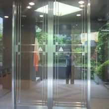 アイルランド大使館のガラス製の入口玄関です。