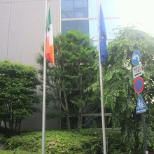 大使館の前のアイルランド国旗は、ＥＵ旗よりも上位の位置です。
