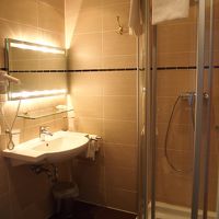 シャワーブースもシンクも広くて良かった。　水道水が美味しい!