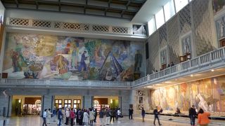 なんといってもすごい広間と壁画