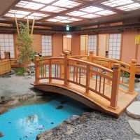 料亭内にはカニの生け簀があります