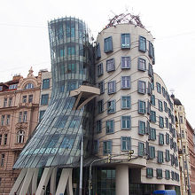 女性が男性に身をゆだねて踊っているようなビル！