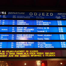 電車の時間は電光掲示板に出ます。ホームの発表は15分前。