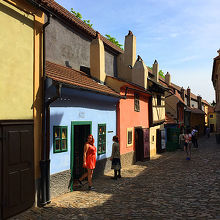 まるで絵本の中にいるかのように家々が連なっています。