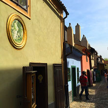 22番と書いてあるお家がカフカが住んでいたところだそうです。