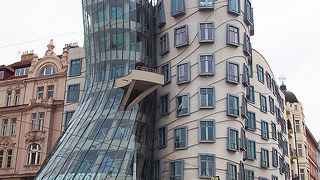 本当に男女が踊っているかのような近代的なビル