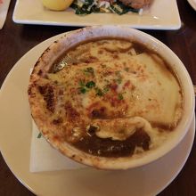 ボリューム感満点のオニオングラタン