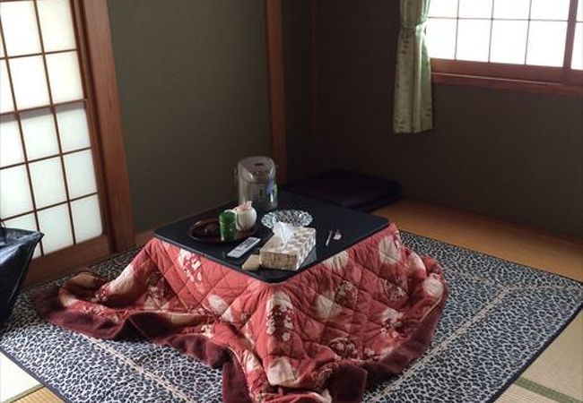 採光の取れた場所で、お布団式なので、これぞ、日本の旅館という感じがします。また、部屋も広く、清潔に保たれているので、気分も良く過ごせる、そんな部屋です。