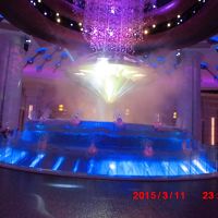 巨大なダイヤモンドがあらわれ、浮いています。