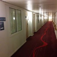客室前の廊下です。赤いカーペットがおしゃれです。