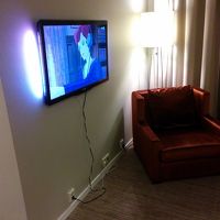 壁掛けテレビなので、客室を広く使えます。