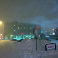 ホテルの正面玄関は雪に埋もれています。