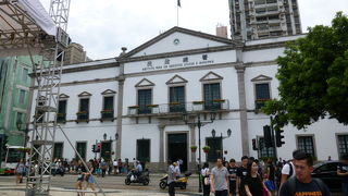 セナド広場の眼の前、白い建物が綺麗ですよ！