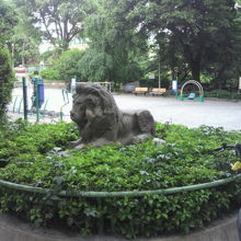 東郷元帥の私邸にあった獅子の像が公園の中央に移設されています