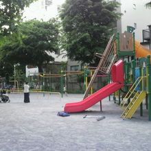 公園内には、子供たちの遊具が設置されていて、親しまれています