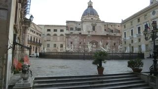 クアトロカンティの前にあります