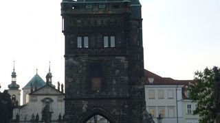 カレル橋のたもとにある塔