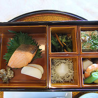 朝食はこの枡弁当以外にサラダ、オムレツ、味噌汁付き。