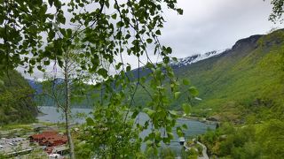 フロムの港と駅を望む散策路から・・・