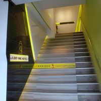 階段をのぼります