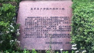 植込みに囲まれている