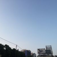 敷地内パーキングから眺めた空