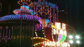 派手なネオンが輝いています！