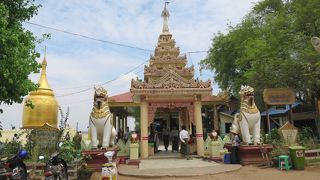 比較的小さい寺院ですが境内からAyeyarwaddy川の眺望が広がります。