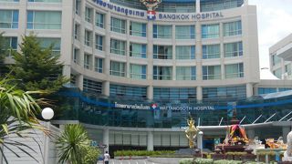 眼科で診察を受ける