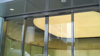 青山の街並みにマッチするスポーツカーがズラリ