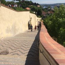 王宮に至る坂道