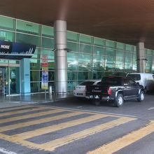 コタキナバル空港T2、タクシーやバスは1つレーンをわたった所