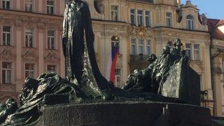 旧市街広場の目印になる像