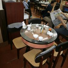 このような感じのテーブルです。そのうち地元の方も座ります。