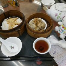 左は山芋と豚肉を餅を包んだもの、右は椎茸、豚肉、白菜です。