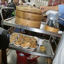 揚げ物のワゴンです。