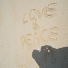 「LOVE & PEACE」の文字が・・・