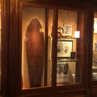 ホテルの歴史を示す展示品。