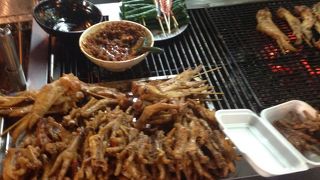 賑やかな屋台街